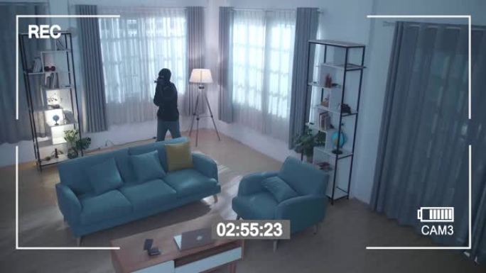 监视器的屏幕记录了一个用手电筒在屋子里行走的小偷