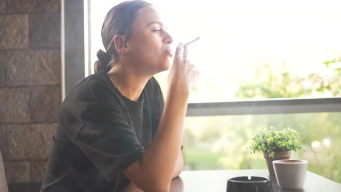 压力大的女性下班后抽烟喝咖啡