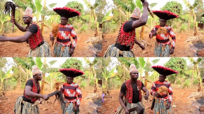 在一次部落活动中，两名非洲舞者穿着传统服装跳舞。