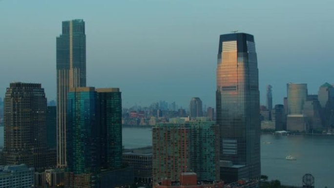 保卢斯 (Paulus) 在泽西市与高盛大厦 (Goldman Sachs Tower) 和曼哈顿下