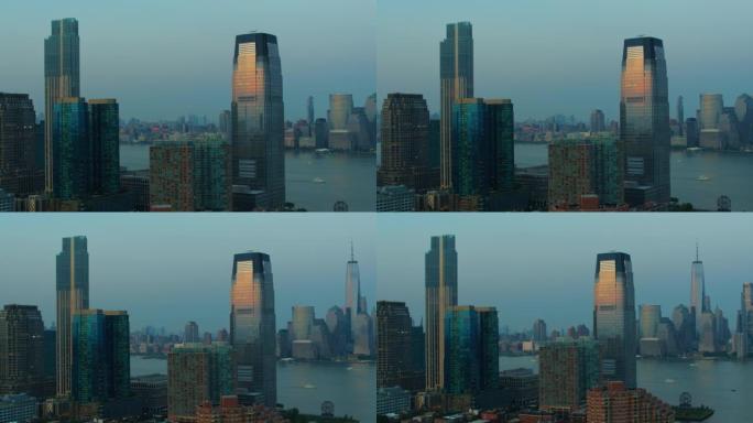 保卢斯 (Paulus) 在泽西市与高盛大厦 (Goldman Sachs Tower) 和曼哈顿下