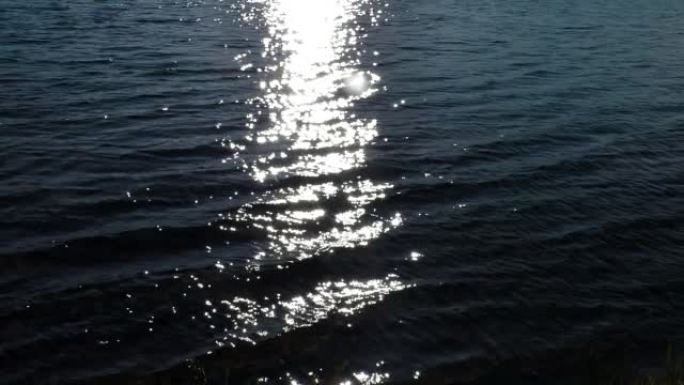 星星和眩光从水面上的太阳路径上的海浪。