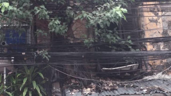 泰国曼谷街道上乱七八糟的黑色电线，包括电线和电话通讯电缆。