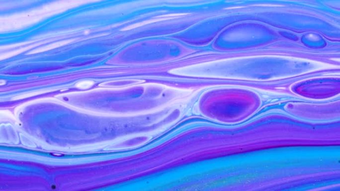 运动中的颜色蓝紫色油墨流动的液体彩色的液