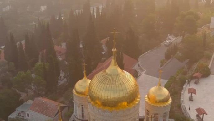 Ein Kerem的Golden Gorny修道院，顶部十字架，空中