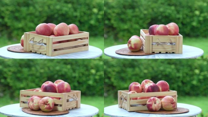 新鲜的桃子，在模糊的绿色背景上切成薄片，桃子水果放在花园木桌上的木篮中。