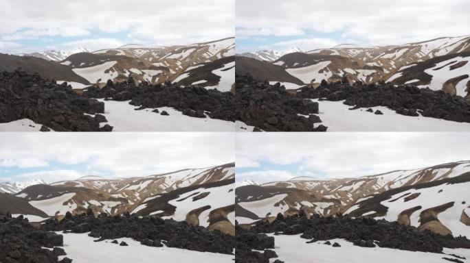 夏季冰岛高地的布兰妮斯坦萨尔达小径火山山和雪覆盖在Landmannalaugar