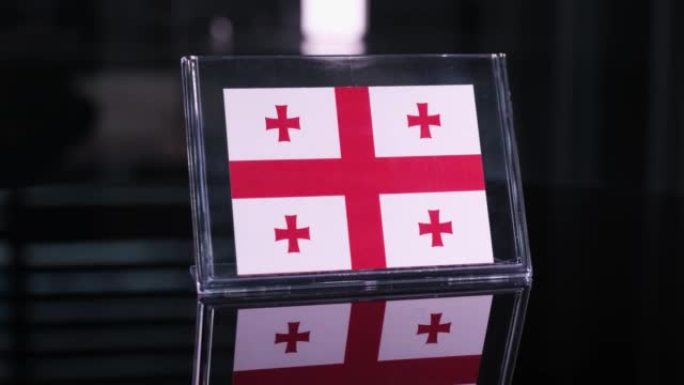 桌子上旋转的玻璃乔治亚旗