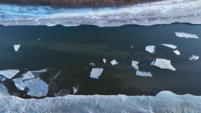 春天河开水面漂浮的冰块