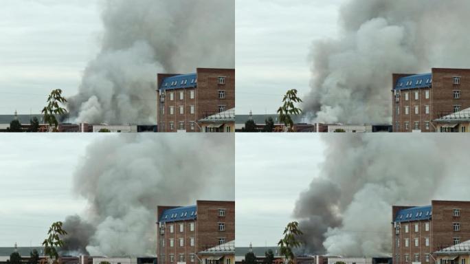 一座城市建筑起火浓烟升天