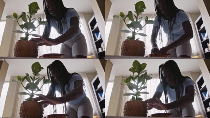 一名黑人女性一边在家做园艺一边拍短视频。