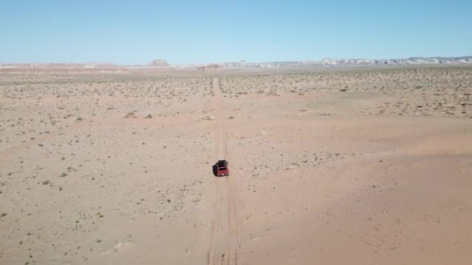 卡车在犹他州沙漠的覆盖道路上行驶