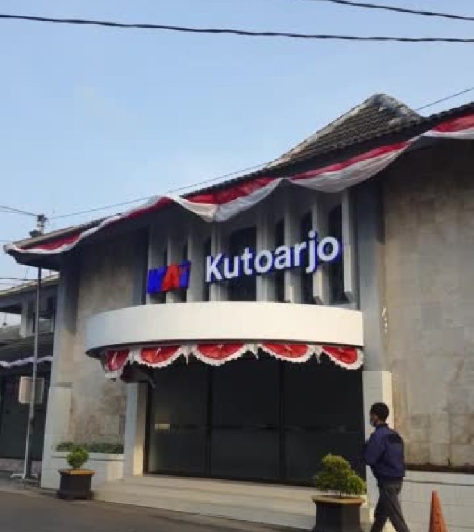 Kutoarjo火车站前门标志的竖框视频，上面装饰着红白旗
