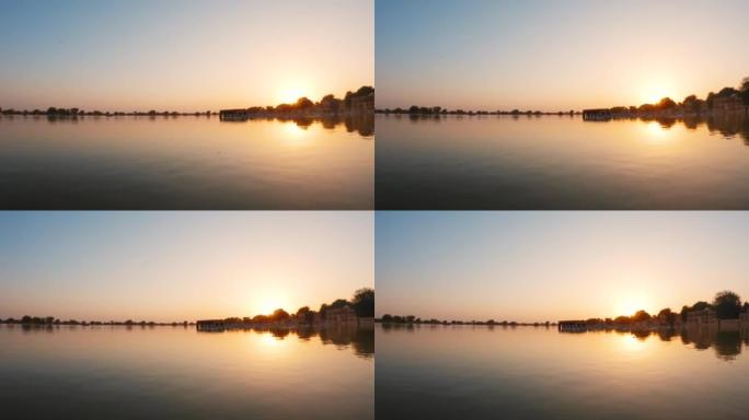 在印度拉贾斯坦邦的斋沙默尔的湖中，chhatri在日落时可以看到Gadisar湖的4k视图。日落时，