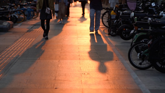 夕阳光线路口行人