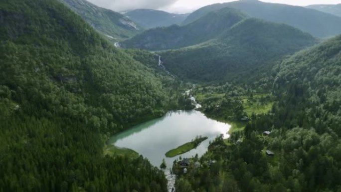 挪威山区湖泊瀑布的风景鸟瞰图