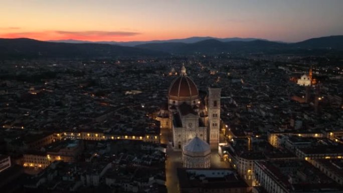 意大利佛罗伦萨老城区和大教堂广场的空中无人机日出场景视图。圣玛丽亚大教堂 (Duomo di San