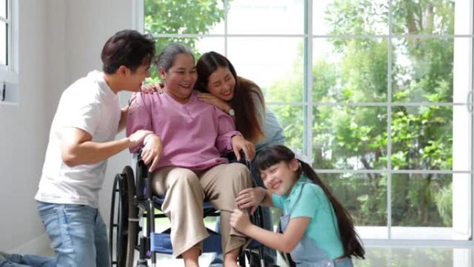 快乐的亚洲家庭父亲，母亲和女儿照顾好祖母，他们在搬家的日子里一起在新房子里笑着笑。