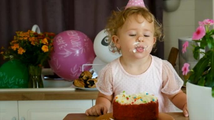 一个两岁的孩子有一个蛋糕。选择性聚焦。孩子。