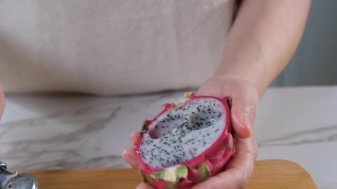从火龙果中取出勺作为健康水果沙拉，ib01