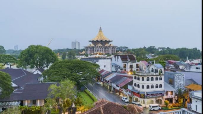 多云的早晨，著名的州立法议会地标 (Dewan Undangan Negeri)