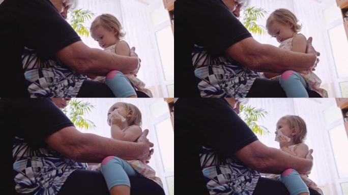 动手。奶奶把女婴抱在腿上。