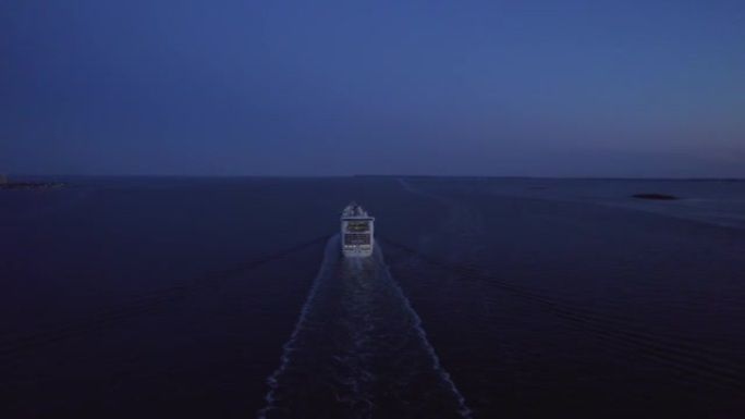 纽约一艘游轮的鸟瞰图。诅咒船要开海