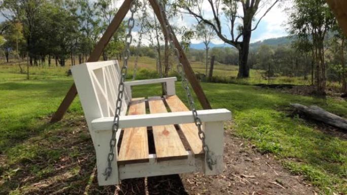 澳大利亚乡村摇椅的侧视图，背景是美丽的风景。