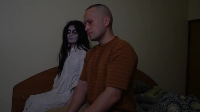 一个年轻人在租来的公寓里，遇到了一个鬼魂。