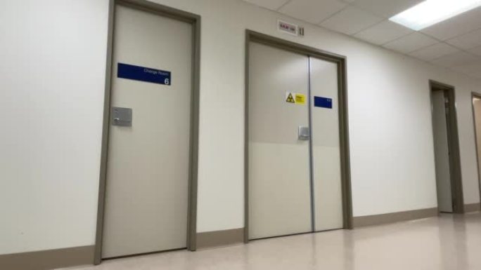 X射线标志在医院走廊的一扇紧闭的门上照亮