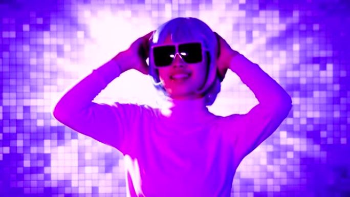 Metaverse概念，年轻女子穿着白衬衫和大眼镜在运动3d背景上跳舞。4k视频亚洲女孩未来风格。