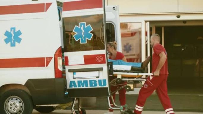 紧急救援队紧急将一名老病人送入救护车