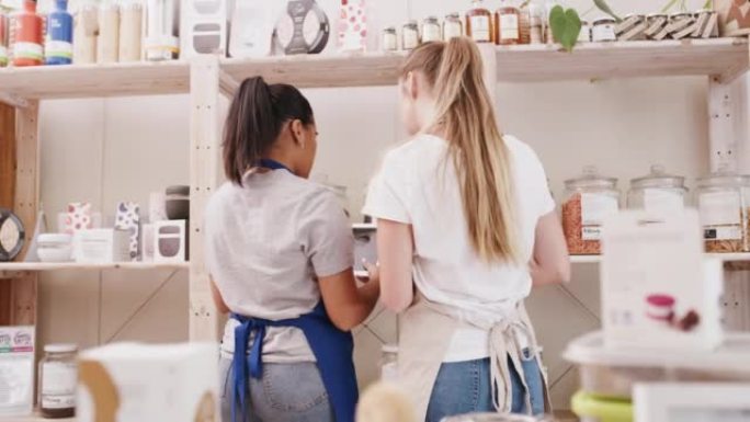 一家成功创业公司的年轻女性商业商店经理讨论了通过数字营销和在线购物来增加销售额的想法。两名零售工人用
