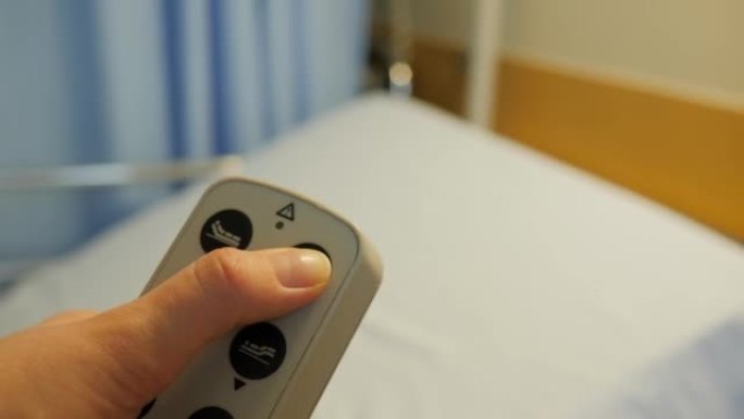 使用医院自动电动床按下按钮患者