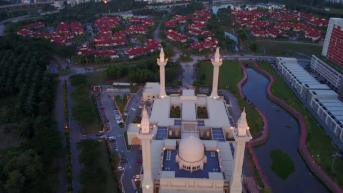 日落时马来西亚武吉耶路通雄伟的东姑安普安热马清真寺的鸟瞰图