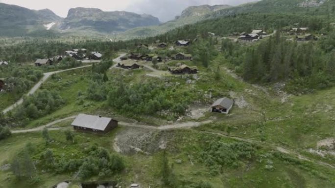 山中挪威村庄的风景鸟瞰图