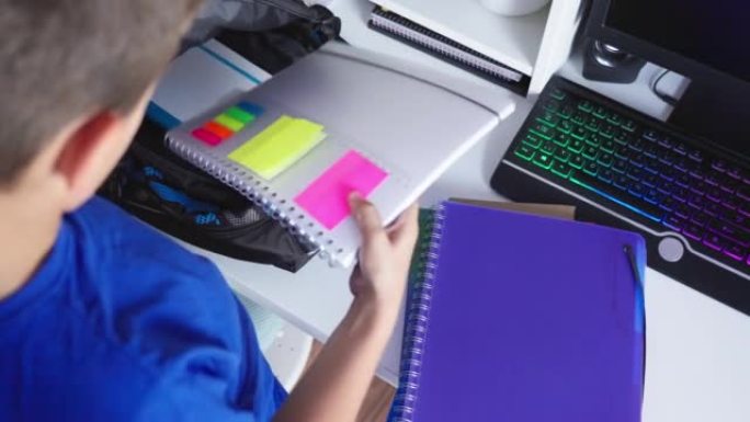 小男孩包装学校用品