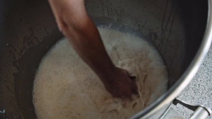 面包师准备面包面团。