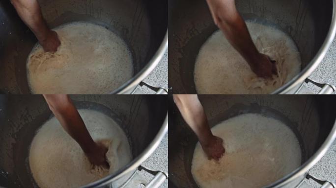 面包师准备面包面团。
