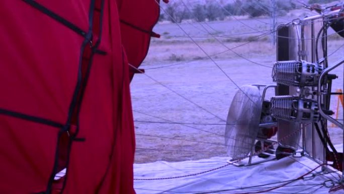红色的充气气球从里面热空气，然后在黎明前的清晨在天空中飞行，旅游路线