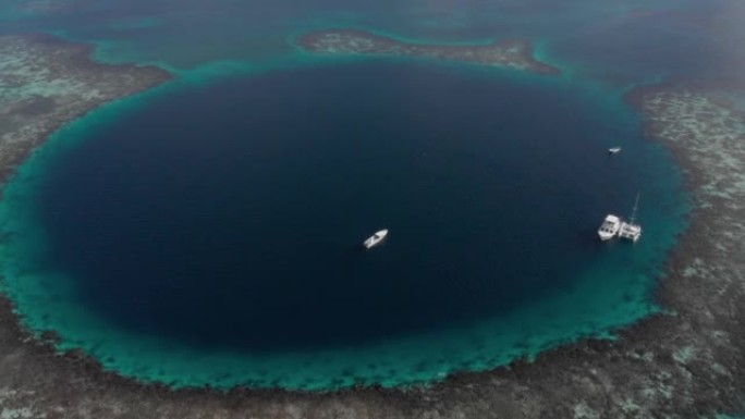 大蓝洞巨型海洋污水坑伯利兹内豪华游艇的鸟瞰图
