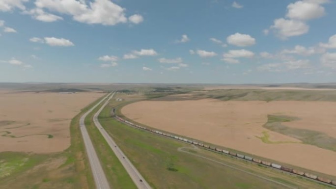 加拿大艾伯塔省加拿大草原景观铁轨和加拿大1号横贯公路的4k航拍视频
