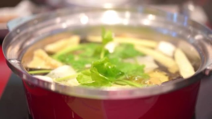 Suki火锅里的蔬菜开水。