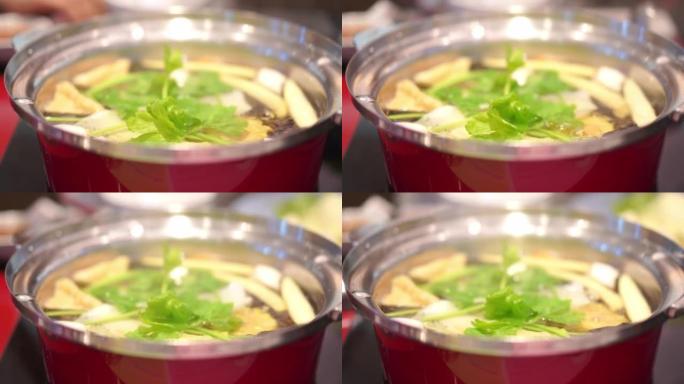 Suki火锅里的蔬菜开水。