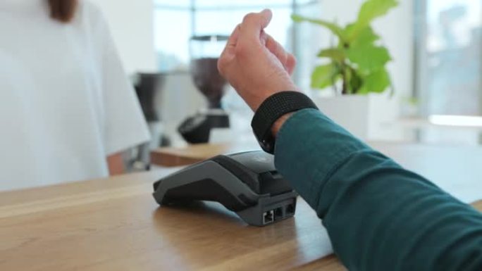 用NFC非接触式智能手表和卡片机关闭咖啡支付客户。用智能手表在咖啡店付款。技术。