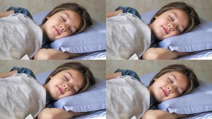 可爱的小5岁女孩的肖像在床上安静地睡在柔软的枕头上，并在清晨放松。黑发小女孩甜蜜地睡在卧室里。健康宝