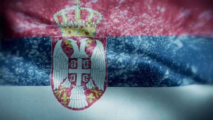 4K暴风雪/雪在塞尔维亚国旗股票视频。冷淡的塞尔维亚国旗。旋转/旋转的冰晶。雪花掠过塞尔维亚国旗。