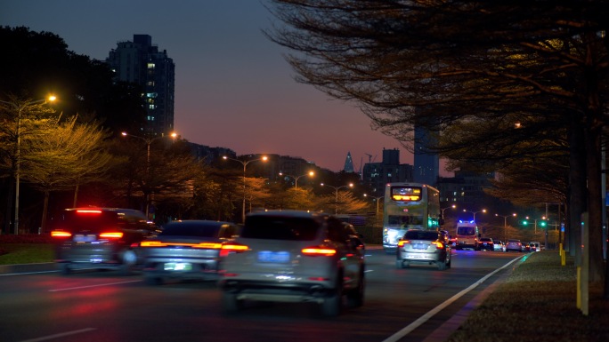 夜晚城市道路车流