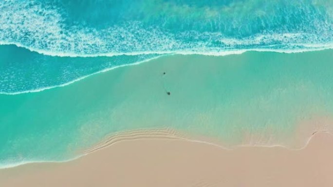 西澳大利亚州大角国家公园埃斯佩兰斯一个家庭享受美丽海滩的航拍画面