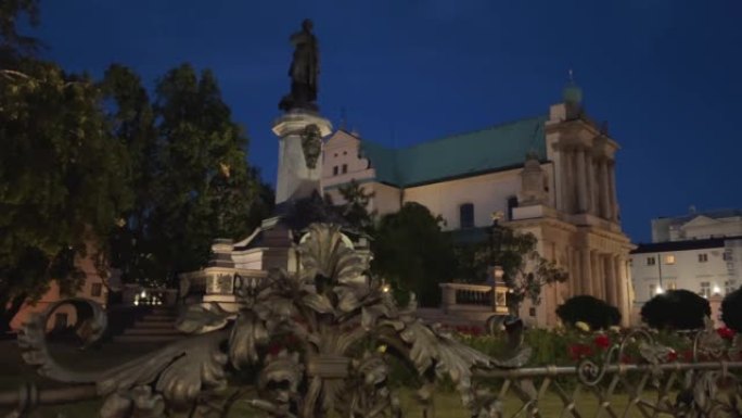 亚当·米基维奇 (Adam Mickiewicz) 附近的栅栏纪念碑，白俄罗斯认为他们的诗人和波兰人